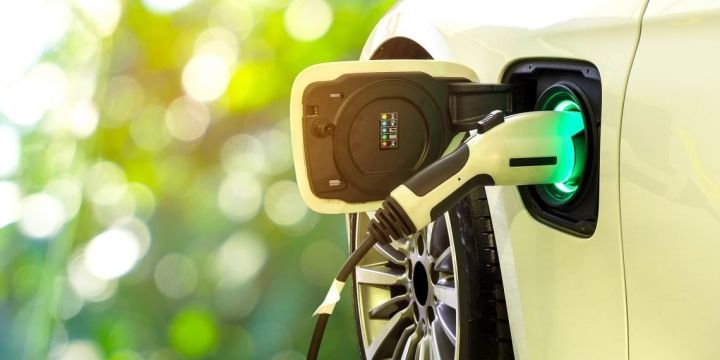 Carro-eletrico-recarregando.jpg