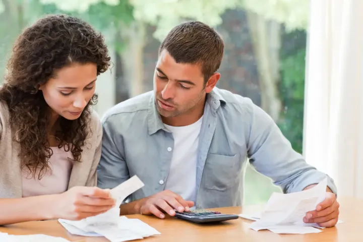 casal-financas-contas-dividas.webp